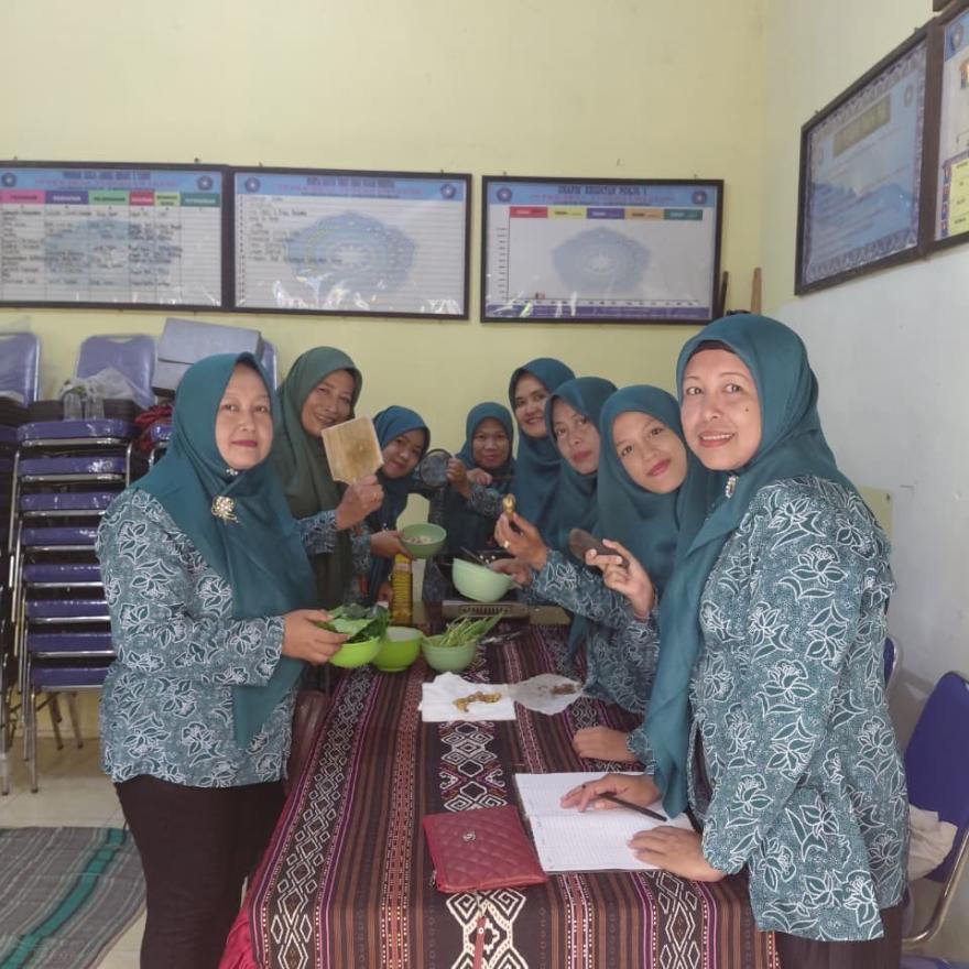 PKK Desa Tunggulwulung Gelar Kegiatan Inovatif:  Pembuatan Minyak Sakti, Pengganti MSG dari Bahan Al